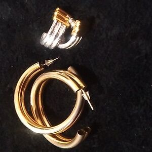 2 pairs of earrings 1 gold tone hoops and 1 silver/gold tone huggies